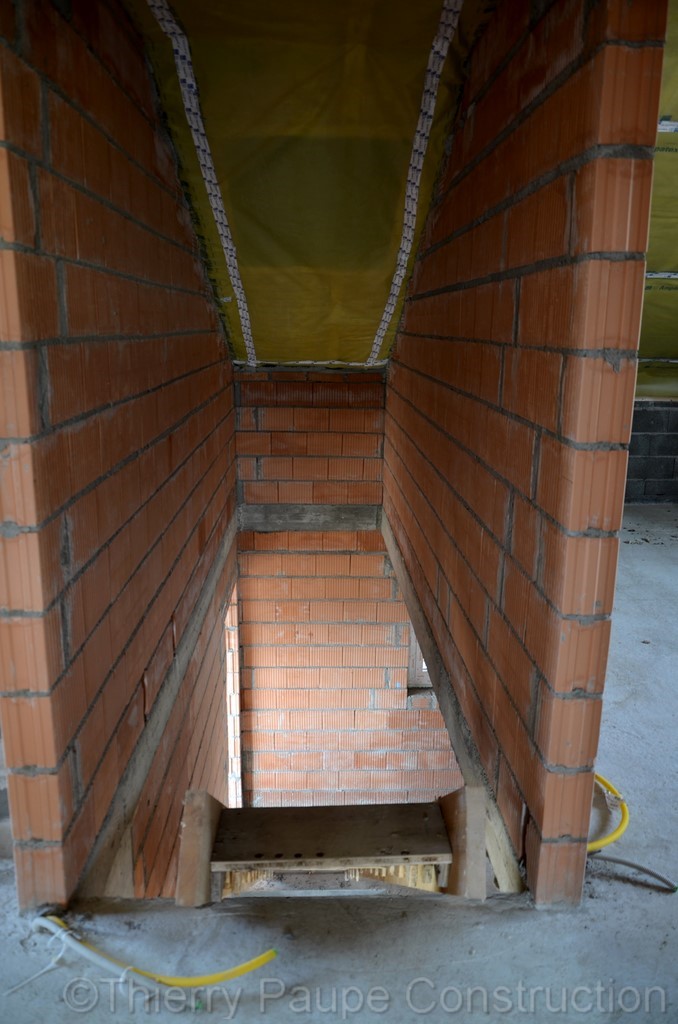 Mur en briques et escaliers