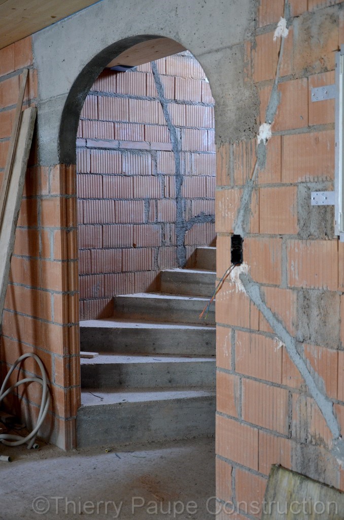 Mur en briques avec porte en voute